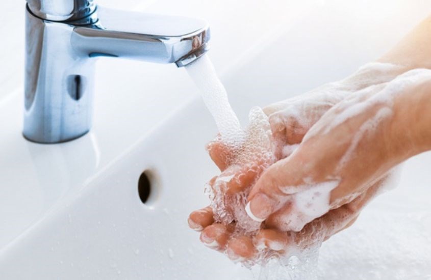 Rửa tay sạch sẽ bằng xà phòng trước khi tắm cho trẻ