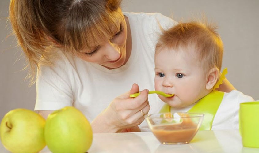 Nhớ để ý các biểu hiện của bé trong khi ăn nhé