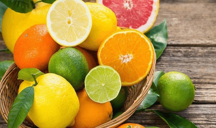 Vitamin C là chất dinh dưỡng cần thiết giúp làm tăng khả năng sản sinh của bạch cầu trong máu