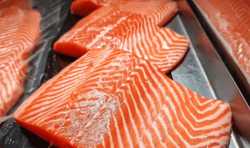 Cá hồi cung cấp vitamin D rất cần thiết cho chức năng miễn dịch thích ứng