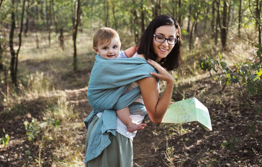 Di chuyển cẩn thận khi địu bé