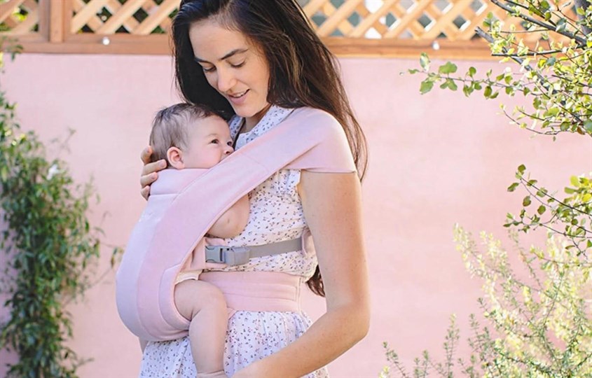 Quan sát và điều chỉnh tư thế để bé thở dễ dàng