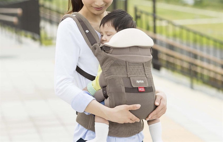 Giữ bé an toàn hơn bằng một hoặc cả hai tay