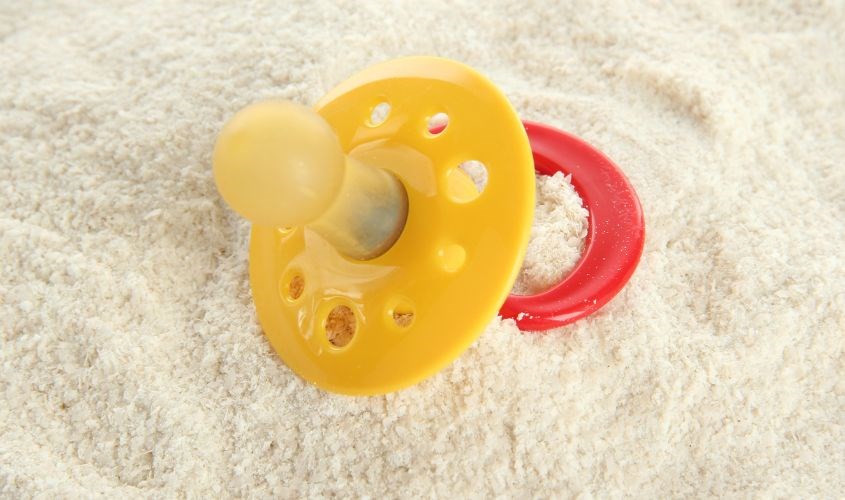 Không nên thay núm ti bằng ti giả để tránh gây nghẹt thở cho bé Không nên thay núm ti bằng ti giả để tránh gây nghẹt thở cho bé