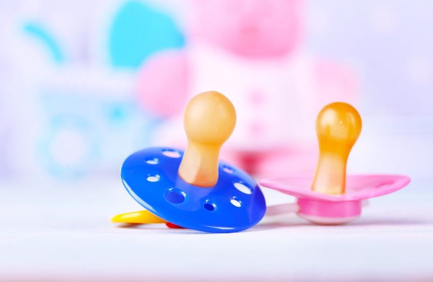 Không nên thay núm ty bằng ty giả để tránh gây nghẹt thở cho bé