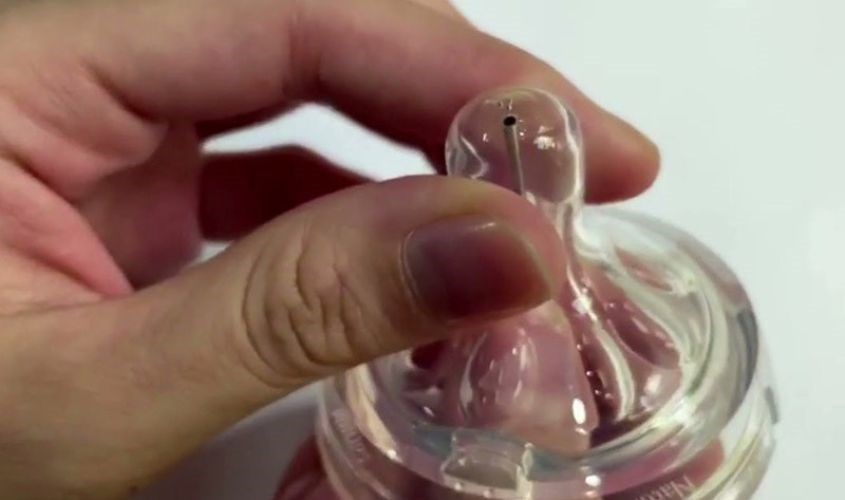 Đục lỗ bình sữa bằng kim khâu Đục lỗ bình sữa bằng kim khâu