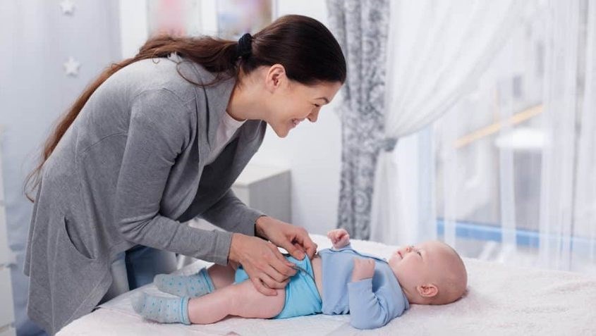 Hướng dẫn các bước mặc tã vải cho trẻ sơ sinh