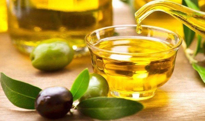 Bảo quản dầu oliu trong một bình bình gốm, tránh ánh sáng trực tiếp và tránh nhiệt độ cao