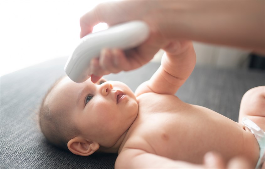 Đưa nhiệt kế lại gần trán rồi tiến hành đo