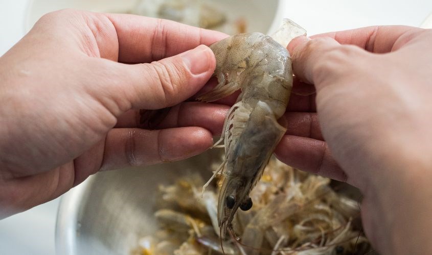 Bóc vỏ tôm để tránh tình trạng bé bị hốc 