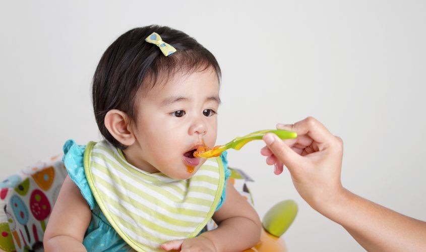 Bé há miệng để nhận thức ăn từ thìa
