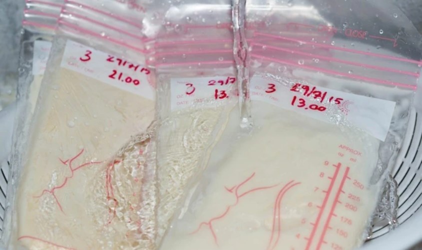 Để sữa trực tiếp dưới vòi nước ấm