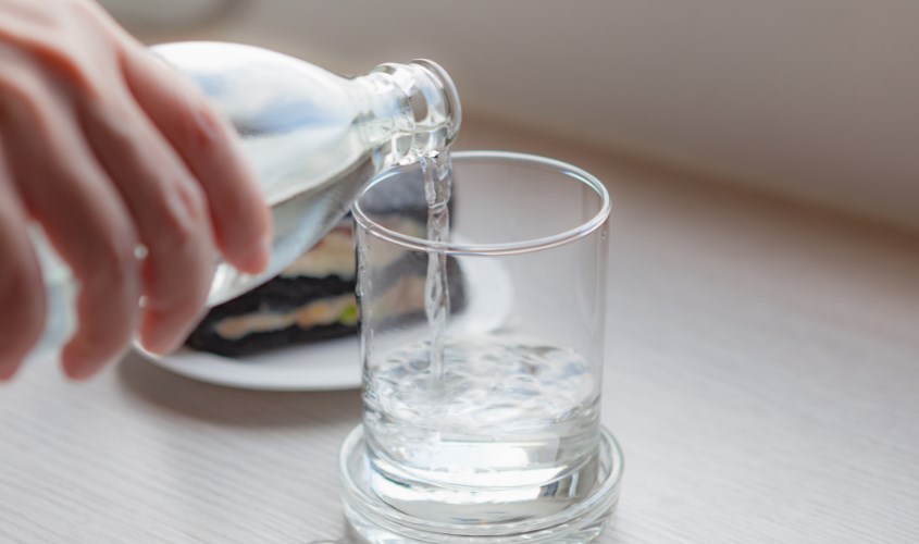 Nước pha sữa là nước ẩm khoảng 40 độ C