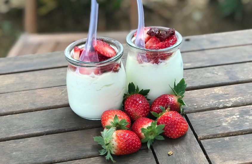 Kết hợp sữa chua với các loại trái cây