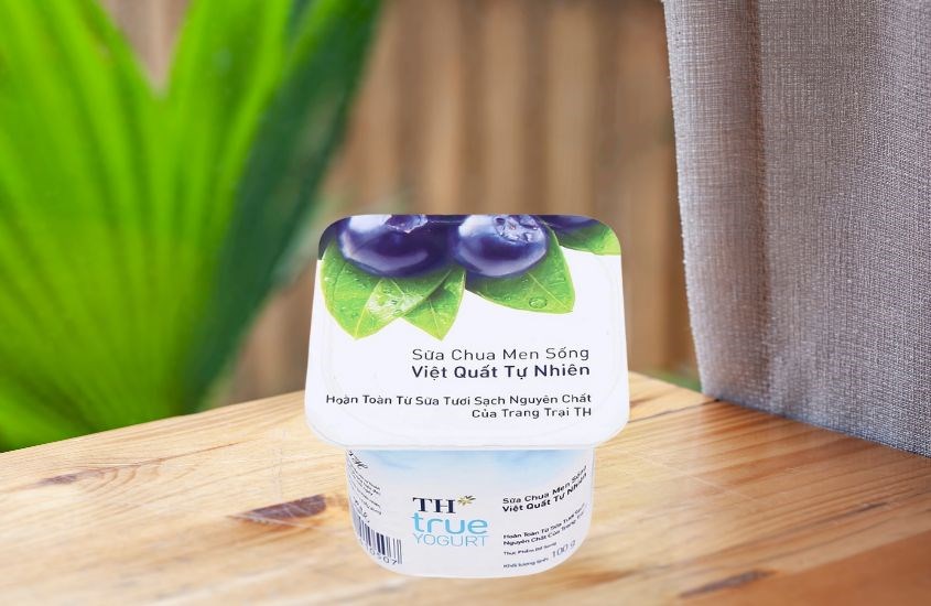 Lốc 4 hộp sữa chua trái cây TH true YOGURT vị việt quất 100g (từ 1 tuổi)