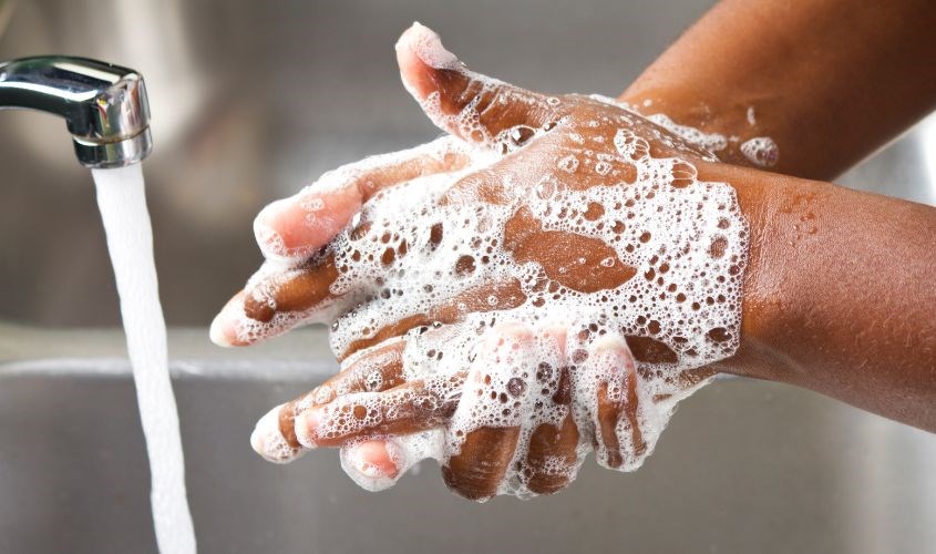 Vệ sinh tay và dụng cụ trước khi pha sữa