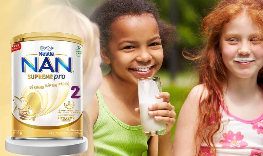 Kiểm tra nhiệt độ của sữa trước khi cho bé uống