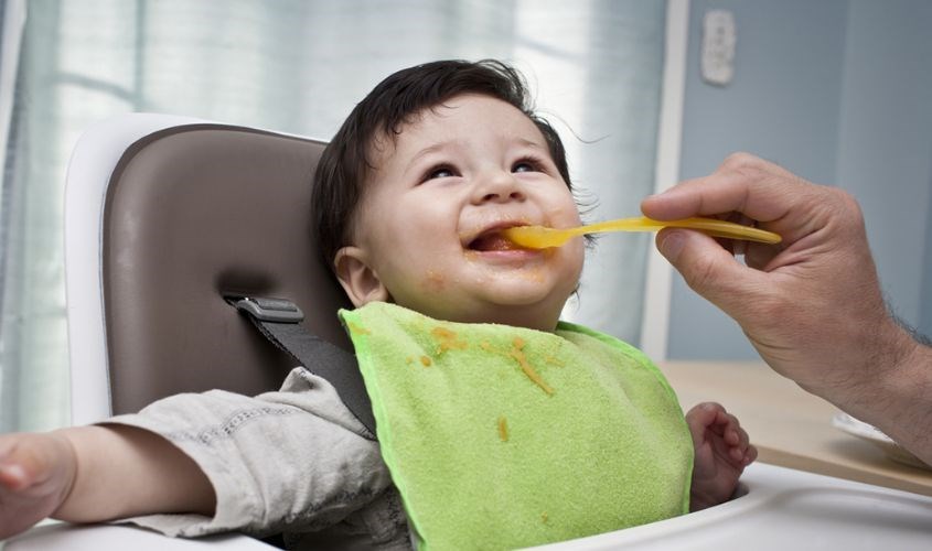 Tần suất ăn dặm tùy thuộc vào độ tuổi của bé