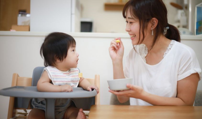 Cho bé ăn đúng bữa, đúng giờ giấc và nên ăn bột cách bữa chính là sữa mẹ khoảng 2 giờ