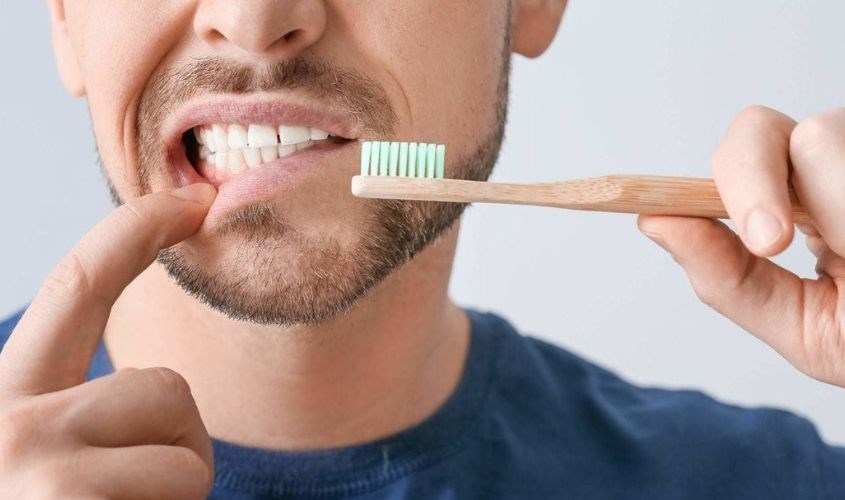 Răng nhạy cảm, ê buốt chân răng khi đánh răng quá nhiều