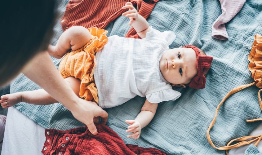 Nên cho bé mặc quần áo phù hợp với nhiệt độ môi trường