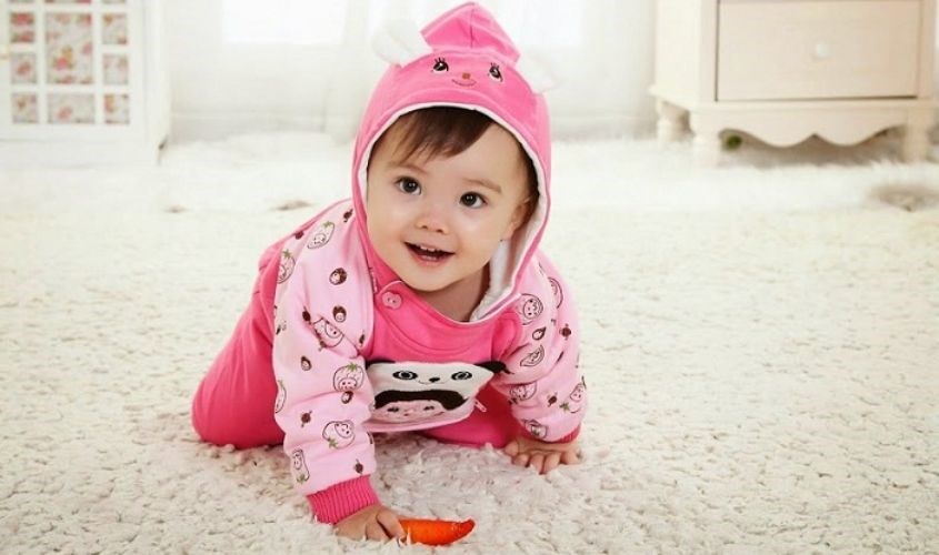 Mặc quần áo nhiều lớp giúp bé dễ thích nghi với thời tiết 