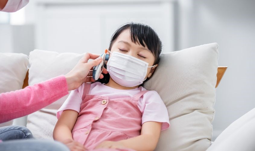 Đo nhiệt kế ở tai