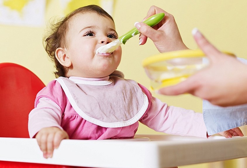 cho trẻ ăn sữa chua ngay sau bữa chính 