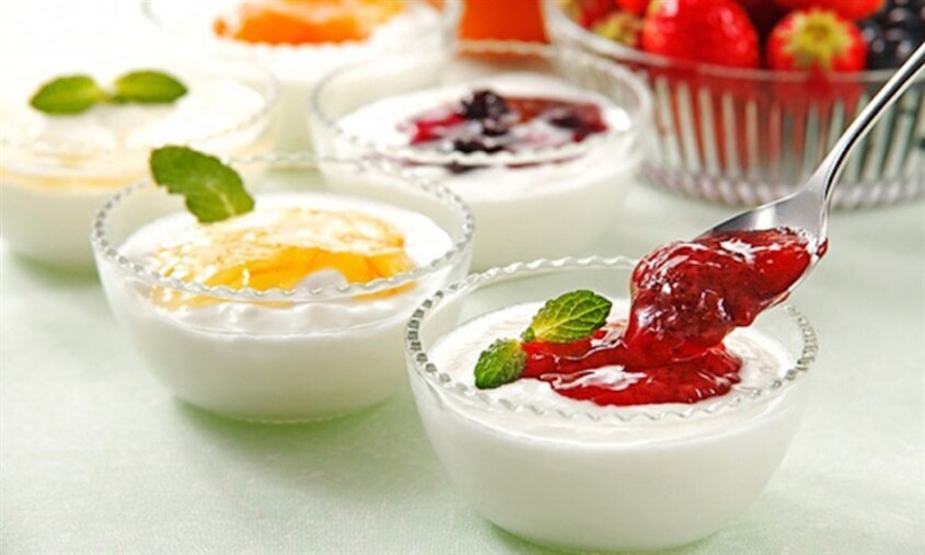 Trộn sữa chua với trái cây để kích thích vị giác trẻ hơn