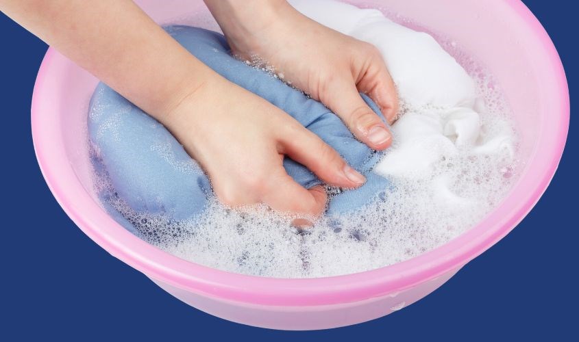 Khi quần áo bám những vết bẩn cứng đầu, cần giặt tẩy mạnh. 