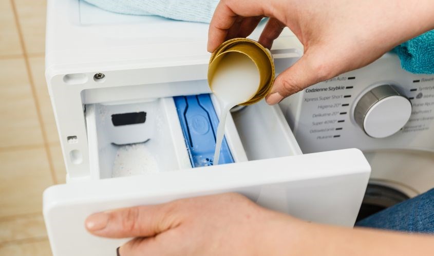 Giá thành của nước giặt tương đối cao hơn bột giặt