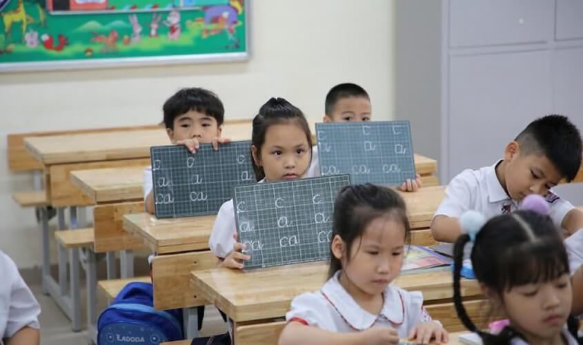 Bé sử dụng bảng trong các giờ học