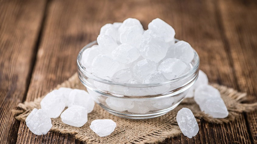 Dùng phấn rôm và phèn chua Dùng phấn rôm và phèn chua