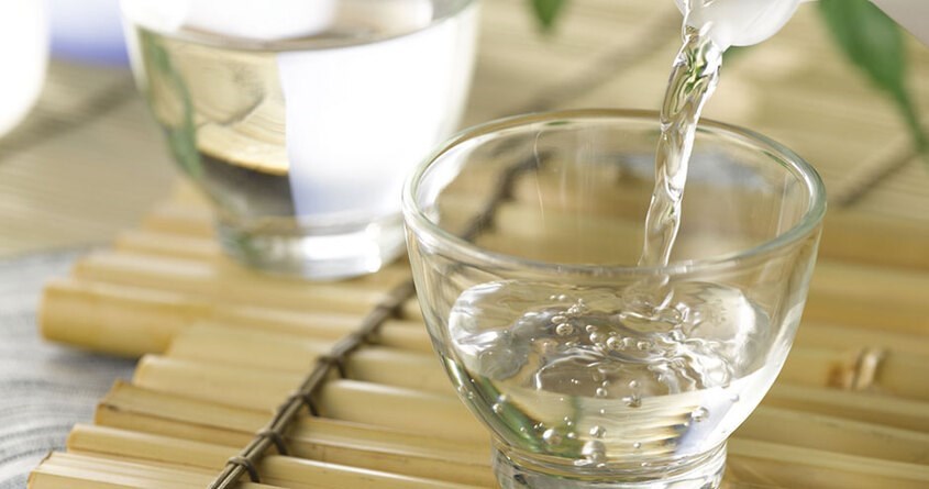 Dùng phấn rôm và rượu Dùng phấn rôm và rượu