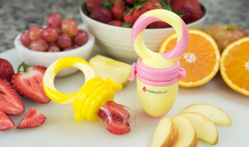 Dùng các loại trái cây mọng nước cho bé bằng túi nhai