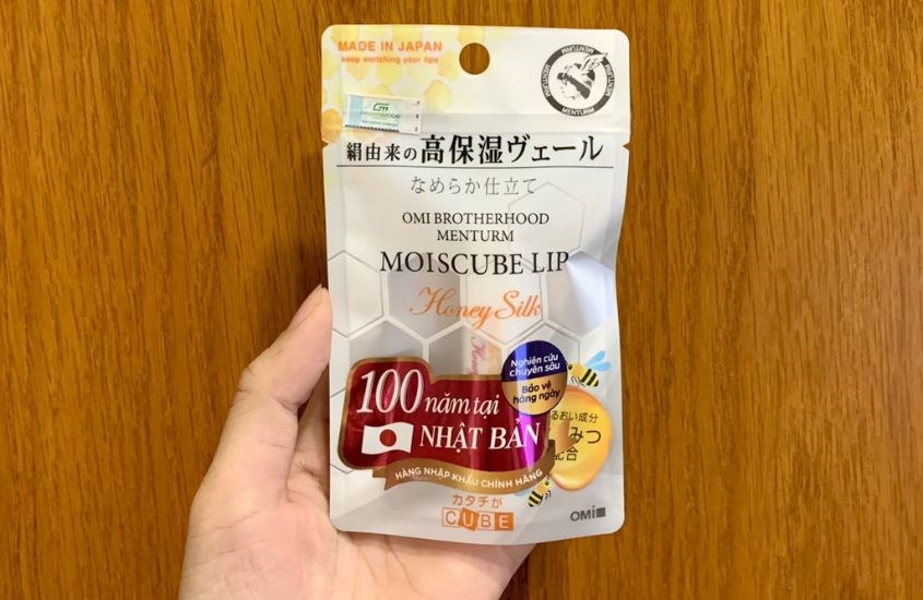 Son dưỡng Omi tinh chất keo ong lành da, tái tạo da môi 4.1g Son dưỡng Omi tinh chất keo ong lành da, tái tạo da môi 4.1g