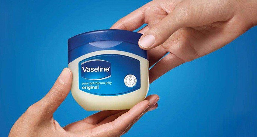 Dùng vaseline, đường và muối 