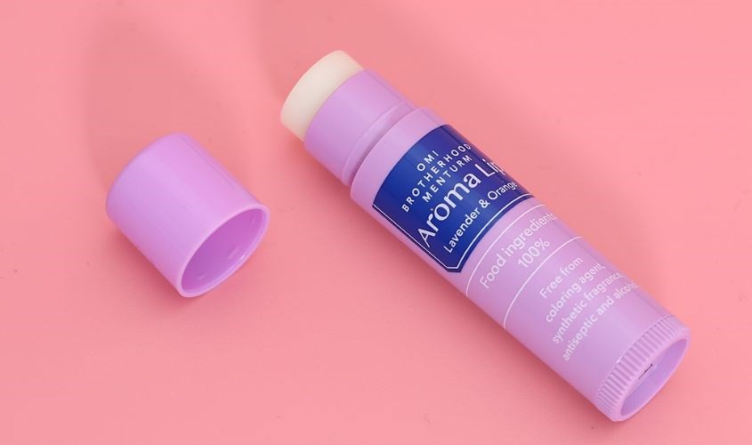 Son dưỡng chuyên sâu Omi aroma thư giãn mềm môi Son dưỡng chuyên sâu Omi aroma thư giãn mềm môi