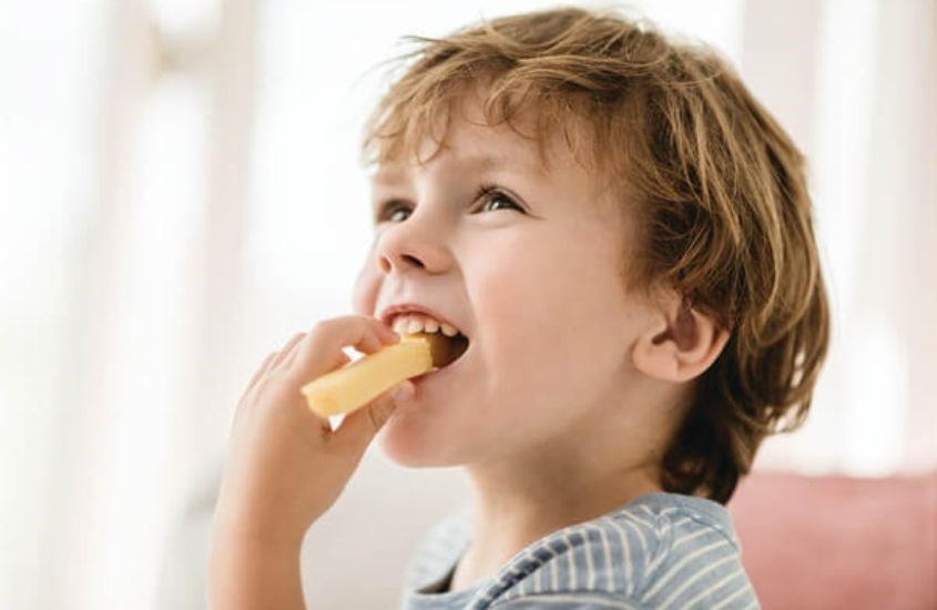 Bé bắt đầu ăn phô mai là từ 6 tháng tuổi trở lên