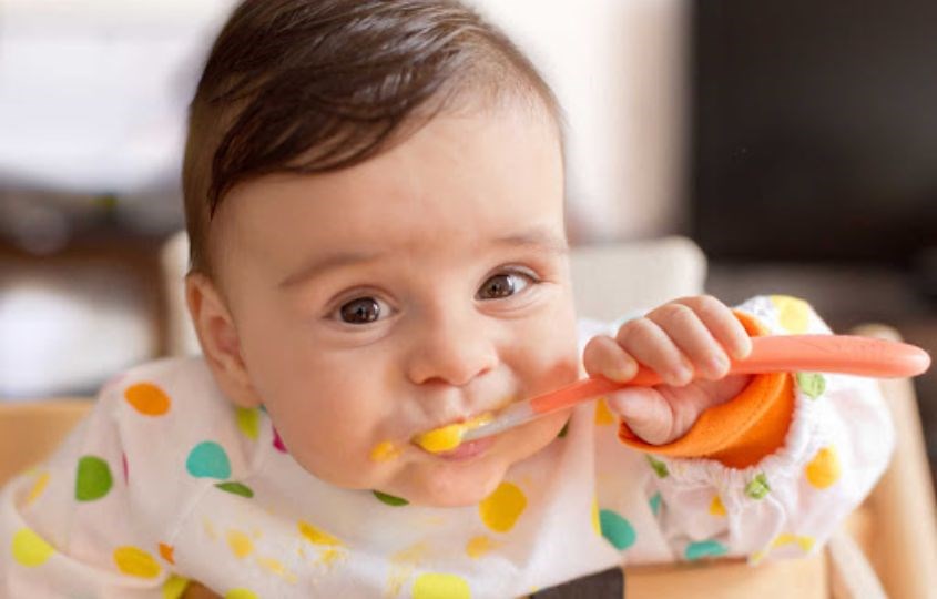 Cho bé ăn lượng phô mai vừa đủ