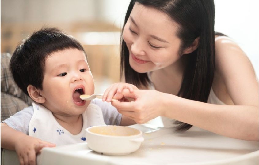 Nên cho bé ăn phô mai 2 tiếng trước khi ăn chính