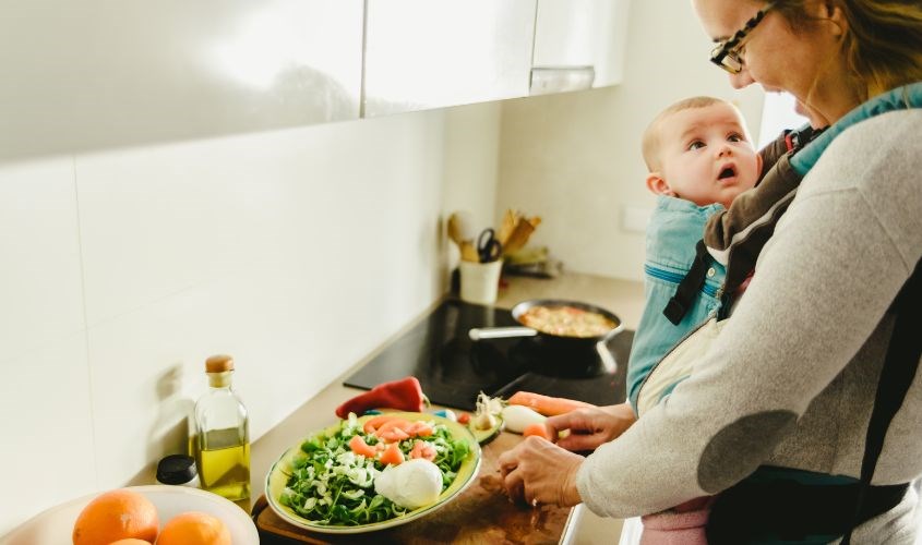 Sử dụng địu cho bé giúp bố mẹ vừa chăm con vừa làm nhiều việc cùng một lúc