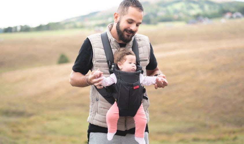 Nên chọn địu phù hợp với độ tuổi của bé