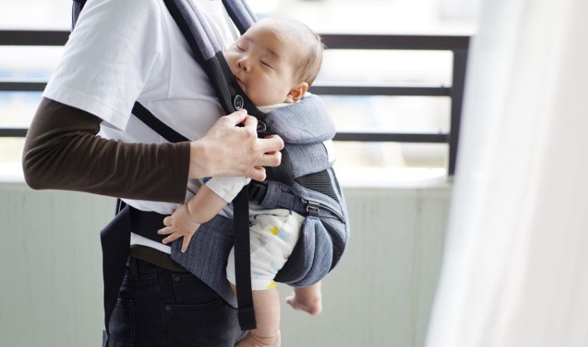  Địu có miếng lót cứng ở trong giúp nâng đỡ đầu và lưng của bé