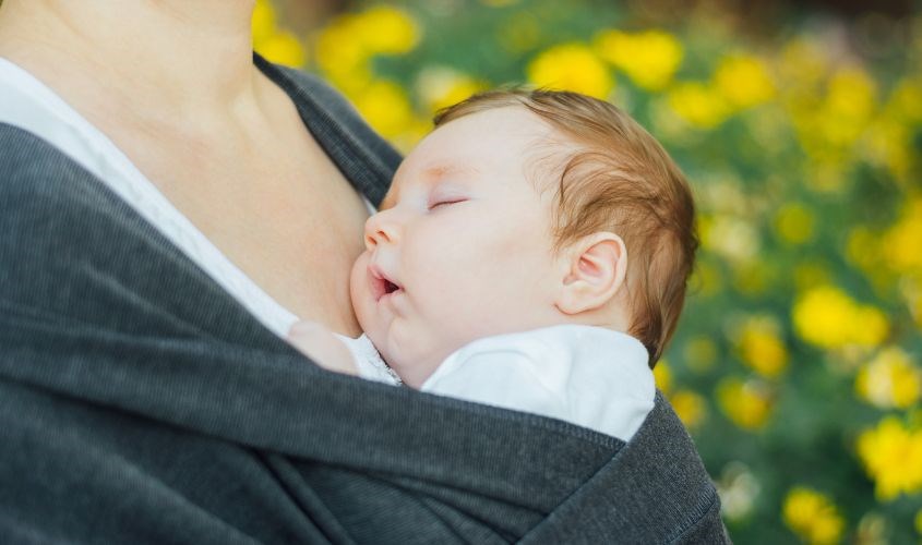 Giữ cho mũi bé không bị ép vào ngực người lớn