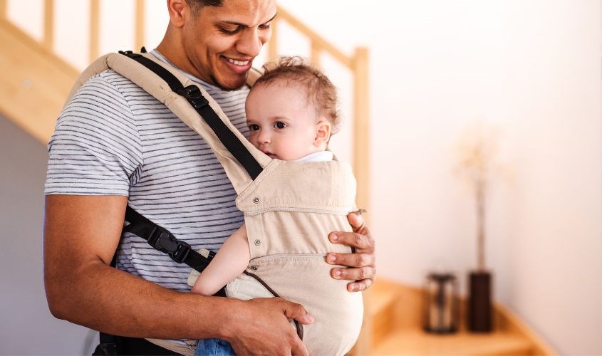 Giữ bé bằng một hoặc hai tay khi chưa địu quen