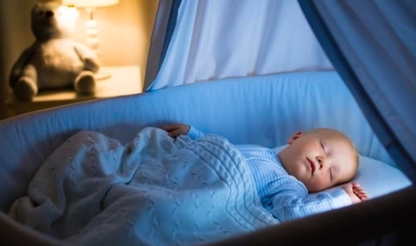 Cho bé ngủ trên nôi cũi riêng sẽ là cách tốt nhất để bé tự lập