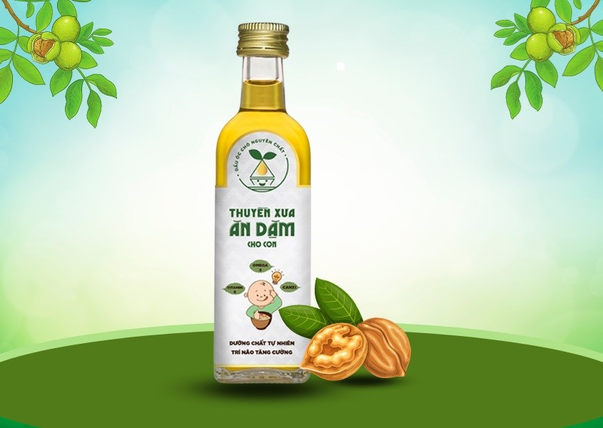 Dầu óc chó Thuyền Xưa có màu vàng đặc trưng Dầu óc chó Thuyền Xưa có màu vàng đặc trưng