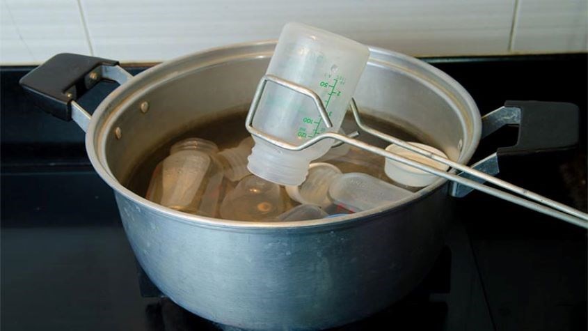 Tiệt trùng bình sữa bằng nước sôi Tiệt trùng bình sữa bằng nước sôi