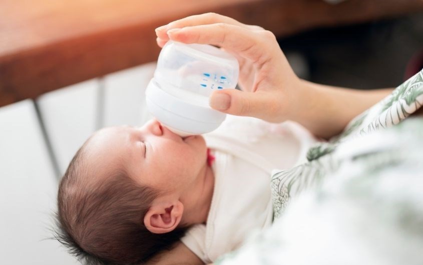 Tráng sơ bình sữa bằng nước lạnh sau khi bé bú xong Tráng sơ bình sữa bằng nước lạnh sau khi bé bú xong